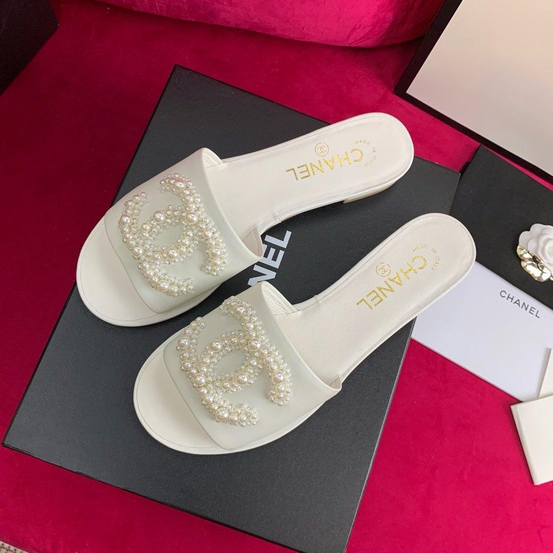 Chanel slides