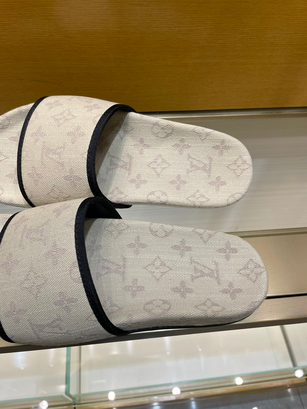 Louis Vuitton Men Slides